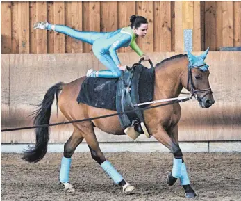  ?? FOTO: HERBERT MAYR ?? Leni Hofele vom RFV Schwendi auf Calimero zeigt ihr Können.