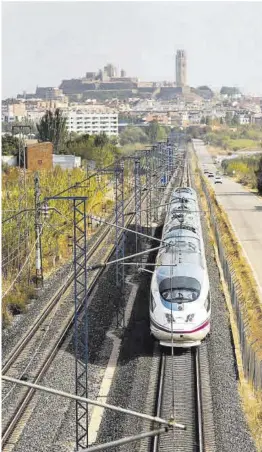  ?? Jordi V. Pou ?? Un tren d’alta velocitat s’acosta a la ciutat de Lleida.