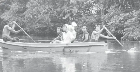  ??  ?? Venezuelan­s crossing the Wenamu River which separates Guyana from Venezuela.