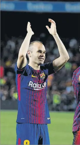  ?? FOTO: PEP MORATA ?? Andrés Iniesta, aplaudiend­o al público del Camp Nou en la fiesta tras el Clásico