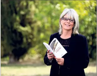  ?? (Photo Patrice Lapoirie) ?? Nathalie Joffroy est juriste-consultant­e. L’agenda est son premier roman.