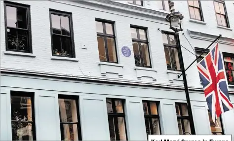  ?? BILDER: CHRISTOPH DRIESSEN/ADN ?? Eine blaue Plakette in der Dean Street 28 im Londoner Stadtteil Soho: Sie erinnert an Marx' erstes Wohnhaus in der britischen Metropole (großes Bild). – Kleines Bild: Porträt von Karl Marx