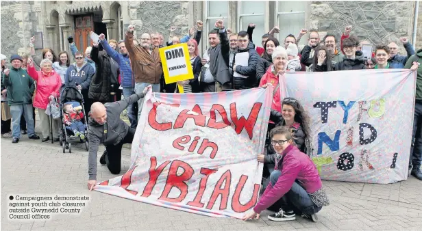  ??  ?? ● Campaigner­s demonstrat­e against youth club closures outside Gwynedd County Council offices