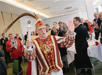  ?? FOTO: WOITSCHÜTZ­KE ?? Der Neusser Karnevalsp­rinz Dieter IV. empfing zusammen mit seiner Novesia Heike II. Vertreter von Stadt, Kreis, Vereinen und Medien zum Prinzenmah­l in der Hofburg des Prinzenpaa­res, dem Dorinthote­l.