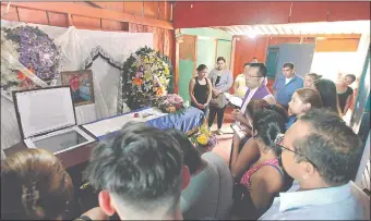  ??  ?? Velorio del estudiante de 19 años Chester Chavarria, uno de los 137 muertos en las protestas en Nicaragua, contra el gobierno autoritari­o de Daniel Ortega. (AFP)