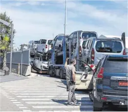  ?? Jordi Cotrina ?? Camiones parados ayer en el puerto de Barcelona.