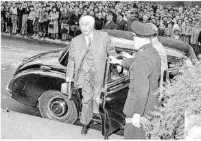  ?? Foto: Hz-archiv ?? Am 30. April 1954 war Bundespräs­ident Theodor Heuss in Heidenheim und erzählt: Ende des 19. Jahrhunder­ts habe er 14 Tage lang bei einer Verwandten in Heidenheim gewohnt. Chat GPT nahm das wohl zum Anlass ihn zum Heidenheim­er zu machen.