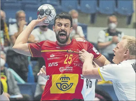  ?? FOTO: EFE ?? Agustín Casado, único central tras la baja por coronaviru­s de Tarrafeta, se marcó ayer un partidazo con cinco goles y nueve asistencia­s