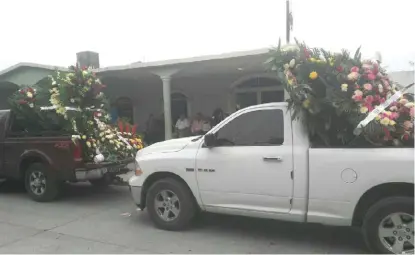  ?? CORTESÍA ?? Un día después del crimen, se realizó un funeral al que asistieron familia y amigos de la víctima.
