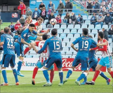  ??  ?? INTENSIDAD. El jugador del Getafe Faurlin trata de cabecear un balón durante el partido.