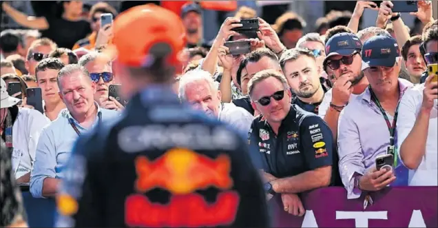  ?? ?? En primer plano, Max Verstappen, de espaldas, mira hacia su padre, Jos Verstappen, y el jefe de Red Bull, Christian Horner, en el ‘parque cerrado’ del circuito de Sakhir en Bahréin.