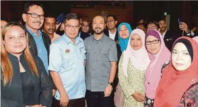  ?? [FOTO AMRAN HAMID /BH] ?? Saifuddin bersama Mukhriz beramah mesra dengan peserta selepas majlis Perasmian Penutupan Taklimat SST di Dewan Seri Mentaloon, Anak Bukit, semalam.