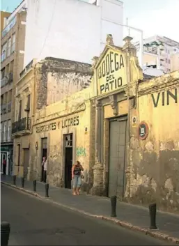  ?? ?? La Bodega Del Patio cuando aún estaba abierta. Su peculiar fachada se demolió para construir un aparcamien­to.