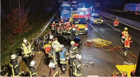  ?? Archivfoto: Mario Obeser ?? Wohl mit Absicht hat der Fahrer dieses Mercedes im November vergangene­n Jahres bei Leipheim gewendet und einen tödlichen Unfall auf der A 8 verursacht. Davon geht die Polizei aus. Deshalb wurde gegen den Mann wegen Mordes ermittelt.