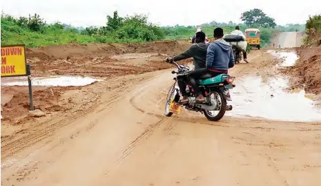  ??  ?? A cyclist plying through the uncomplete­d Pegi-Kuje road