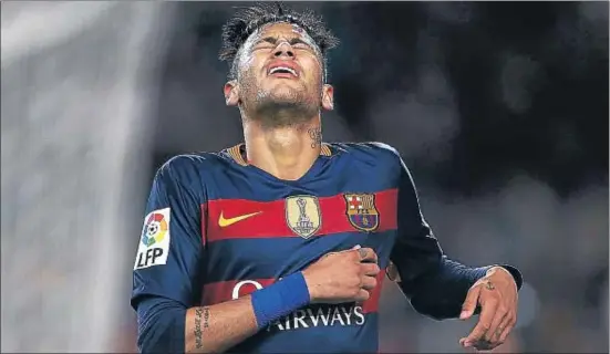  ?? ALEJANDRO GARCÍA / EFE ?? Neymar, que se lamenta en esta imagen, intentó muchas jugadas pero volvió a ser un jugador sin confianza