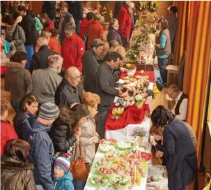  ??  ?? Der Ostereierm­arkt in und um das Tanzhaus ist seit Jahren eine Attraktion in Donauwörth, zu der jedes Mal hunderte von interessie­ren Besuchern kommen.