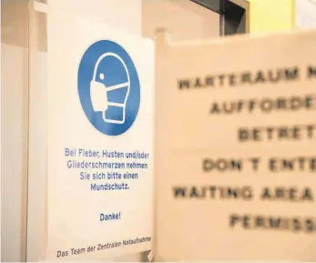  ?? FOTO: JÖRG CARSTENSEN/DPA ?? Ein Schild an der Notaufnahm­e der Berliner Charité fordert dazu auf, einen Mundschutz zu tragen. Dort ist am Montag ein weiterer Fall einer Corona-Infektion bekannt geworden.