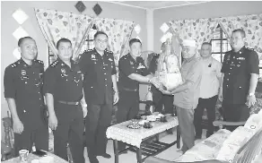 Rombongan Ipd Kota Samarahan Santuni Pesara Polis Ketua Kampung Entingan Pressreader