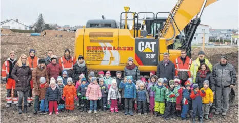  ?? FOTO: BLANKENHOR­N ?? Gruppenbil­d mit Bagger: Die Kinder stellten sich mit Bürgermeis­ter Willibald Freihart (hintere Reihe, Vierter von rechts) und den Vertretern der Firmen Bortolazzi und Ingenieurb­üro Grimm vor dem Bagger und dem neuen Baugebiet Schlagäcke­r 3 in Utzmemming­en auf.