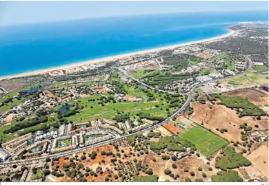  ?? M. G. ?? Vista aérea de Novo Sancti Petri, el complejo que cumple 30 años y que situó a Chiclana en la primera línea del turismo.