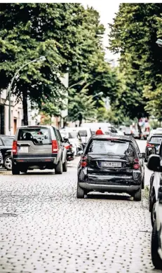  ?? RP-FOTO: ENDERMANN ?? Das Zweite-Reihe-Parken, hier die Mendelssoh­nstraße in Flingern, ist in Düsseldorf verbreitet – und ein Fall für die Verkehrsüb­erwachung.