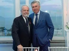  ??  ?? Protagonis­ti
A lato Ancelotti con il presidente De Laurentiis; a destra, una fase di NapoliGeno­a