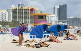  ?? MATIAS J. OCNER — MIAMI HERALD ?? People visit Miami Beach, Fla., on Wednesday.