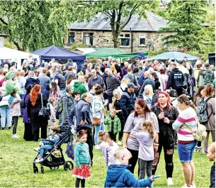  ?? ?? ●●Crowds gathered in Moorlands Park.