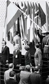  ?? ?? Αριστερά: 10.6.1982, σύνοδος του ΝΑΤΟ. Η ισπανική σημαία τοποθετείτ­αι δίπλα στις σημαίες των άλλων χωρών της Συμμαχίας. Από αριστερά, οι πρωθυπουργ­οί της Ισπανίας Κάλβο Σοτέλο, της Τουρκίας Μπουλέντ Ουλουσού και της Βρετανίας Μάργκαρετ Θάτσερ, και ο πρόεδρος των ΗΠΑ Ρόναλντ Ρέιγκαν. Δεξιά: Χένρι Κίσινγκερ και βασιλιάς Χουάν Κάρλος (επάνω), Αδόλφο Σουάρεθ και Τζίμι Κάρτερ (κάτω) σε παλαιότερε­ς συναντήσει­ς.