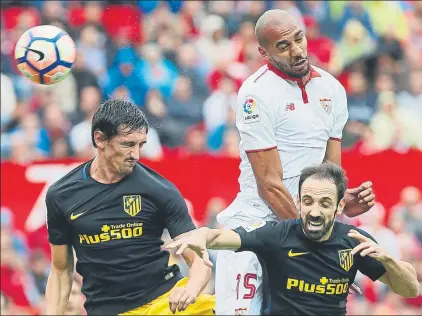  ?? FOTO: EFE ?? El Sevilla voló más alto que el Atlético El próximo visitante del Sánchez Pizjuán será el Barça, antes del parón FIFA