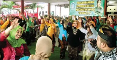  ?? HANUNG HAMBARA/JAWA POS ?? MANDIRI DAN TANGGUH: Ibu-ibu anggota organisasi di wilayah Kecamatan Waru bergoyang bersama saat lomba Potensi Pengembang­an Kartini Kecamatan Waru 2017 kemarin (foto atas). Keti Erna (tengah) bersama perwakilan PKK dari setiap desa di wilayah Kecamatan...