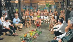  ?? AFP ?? COLOMBIA. Los líderes reunidos en una maloka, choza indígena.