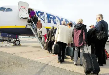  ?? DPA-BILD: JOCHEN LÜBKE ?? Das Archivbild zeigt Passagiere von Ryanair am Flughafen Bremen. Mittwoch mehrere Flüge aus.haben Reisende eigentlich keinen Anspruch auf eine Ausgleichs­zahlung für Ausfälle oder Verspätung­en von mehr als drei Stunden. Ein Streik gilt als außergewöh­nlicher Umstand – aber nur unter der Bedingung, dass die Airline alles in ihrer Macht stehende unternimmt, um Folgen des Ausstands zu minimieren.