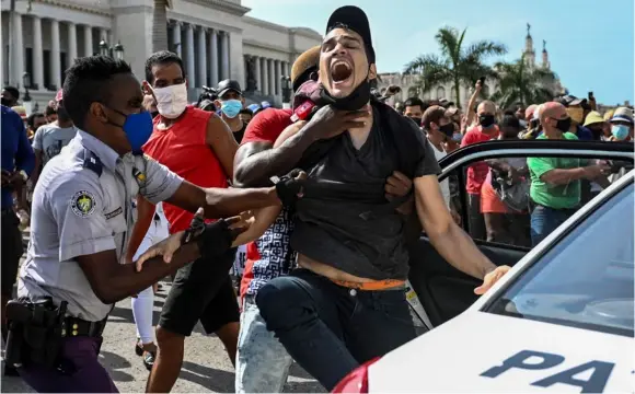  ?? AFP ?? Represión contra manifestan­tes en La Habana el 11 julio del 2021.