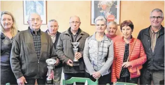  ??  ?? Alain Lecoeur a félicité les jardiniers et a procédé à la remise des coupes du 1er prix des meilleurs jardiniers 2016.