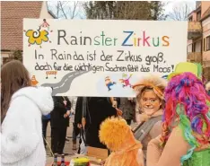  ??  ?? „Rainster Zirkus: Fehlt in Rain wirklich das „Moos“? Auch diese Gruppe erntete viele Lacher.