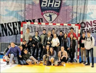  ??  ?? Les jeunes arbitres du TUHB sur le terrain de Star Ligue de Billière