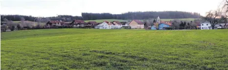  ?? FOTO: TOBIAS SCHUMACHER ?? In der Senke hinten vor der Bebauung an der Friesenhof­ener Straße soll das neue Wohngebiet in Beuren entstehen, das nach Nordwesten bis zur Wiese im Vordergrun­d reichen soll.