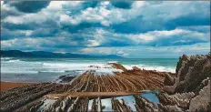  ??  ?? Reconocido como Patrimonio de la UNESCO, el Geoparque de la Costa Vasca conserva la franja costera desde Deva a Zumaya. Sus caracterís­ticos Flysch evidencian la acción del mar sobre el terreno local.