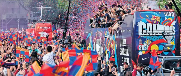  ?? ?? Szaleństwo na ulicach Barcelony – kibice fetują podwójne mistrzostw­o Hiszpanii w wykonaniu drużyn męskiej i kobiecej.