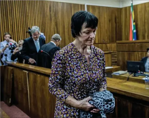  ?? FOTO: OLE STEEN ?? Britta Nielsen forlader retten i Randburg Magistrate­s Court i Sydafrika.