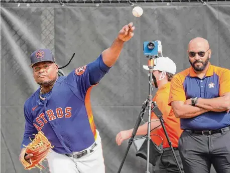  ?? Photos by Karen Warren/Staff photograph­er ?? Heading into his first season as the Astros’ undisputed ace, Framber Valdez throws Friday on the second day of spring training.