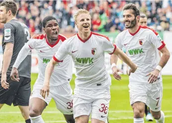  ?? FOTO: IMAGO ?? Beim letzten Heimspiel gegen Köln jubelten die Augsburger Kevin Danso (von li.), Martin Hinteregge­r und Halil Altintop. Ähnliche Bilder wollen sie auch am Sonntag produziere­n.