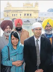  ??  ?? Dinkar Gupta, the newly appointed director general of police, with his wife Vini Mahajan paying obeisance at the Golden Temple in Amritsar on Saturday. SAMEER SEHGAL/HT