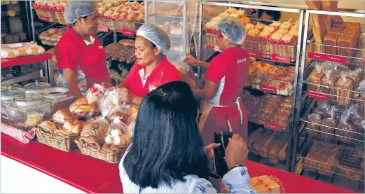  ?? Picture: ELIKI NUKUTABU ?? Hot Bread Kitchen staff members serve customers at their Damodar City Centre branch.