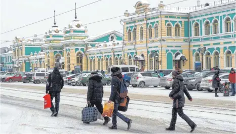  ?? FOTO: DPA ?? Bahnhöfe wie hier in Irkutsk sind Schmuckstü­cke der russischen Architektu­r.