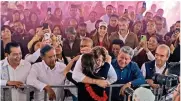  ?? ?? ■ Claudia Sheinbaum, aspirante presidenci­al de Morena (de espalda), saluda a la Gobernador­a del Estado de México, Delfina Gómez, quien asistió al mitin, aunque no subió al templete.