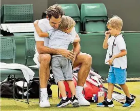 ??  ?? „ Papa, bringst du uns was Spannendes?“Vielleicht darf Roger Federer Leo & Lenny bald die neunte Trophäe präsentier­en.
