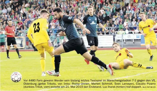  ?? BILD: Piet Meyer ?? Vor 4480 Fans gewann Werder sein bislang letztes Testspiel im Marschwegs­tadion 7:1 gegen den VfL Oldenburg (gelbe Trikots, von links: Phillip Onnen, Marten Schmidt, Sven Lameyer). Claudio Pizarro (dunkles Trikot, vorn) erzielte am 21. Mai 2019 den Endstand. Luc Ihorst (hinten) traf doppelt.